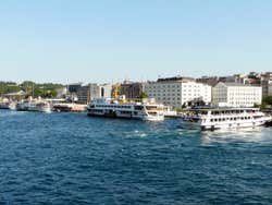 Barcos en el muelle de Eminonu