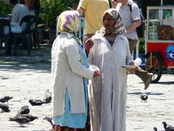 Mujeres en la plaza de Beyazit